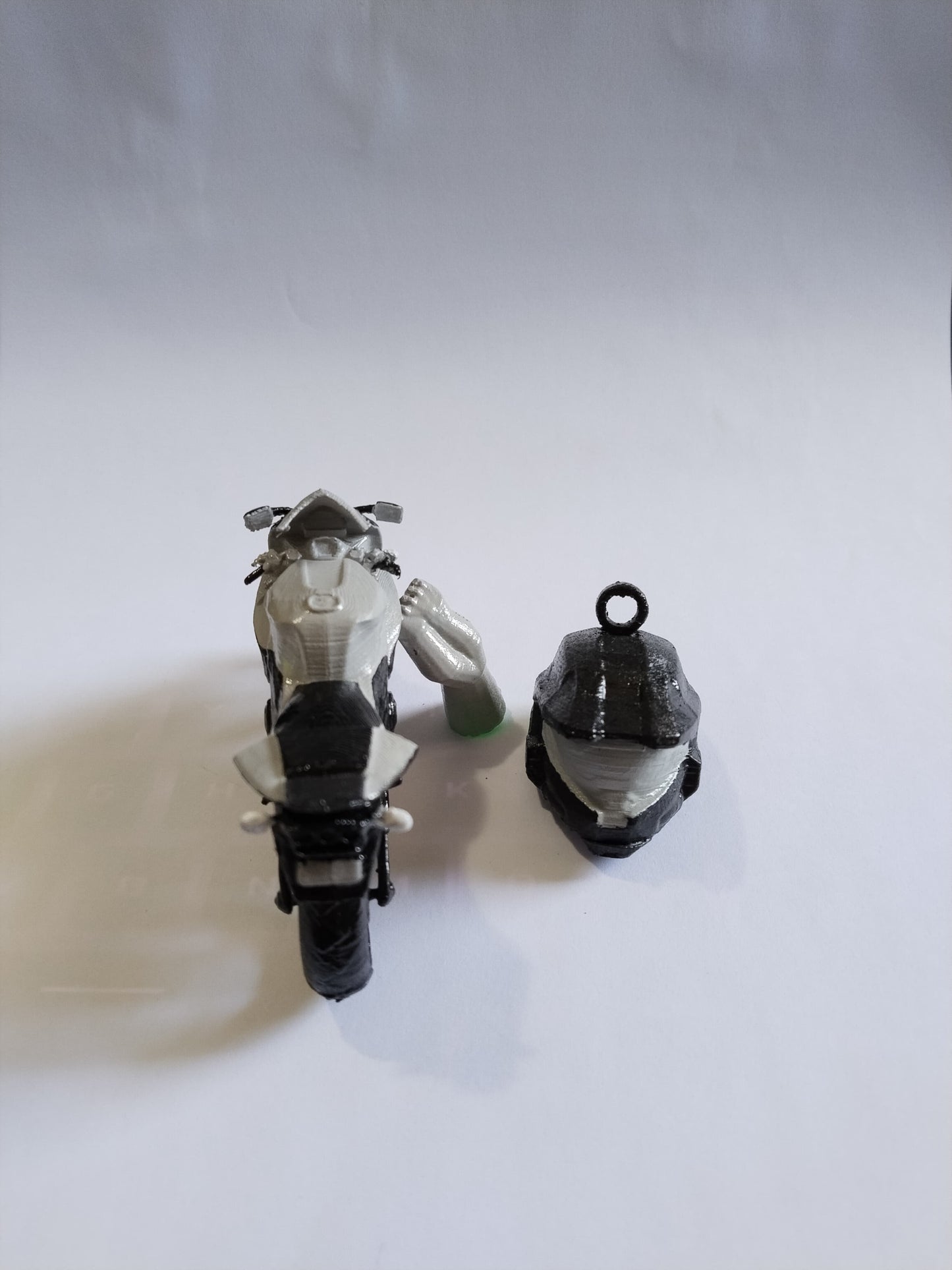 Motosiklet ve Anahtarlık Kask Figürü – Detaylı ve Şık Tasarım
