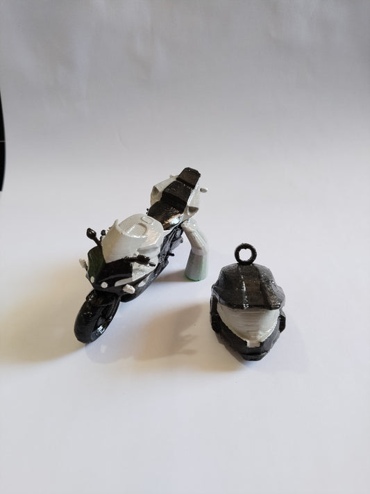 Motosiklet ve Anahtarlık Kask Figürü – Detaylı ve Şık Tasarım